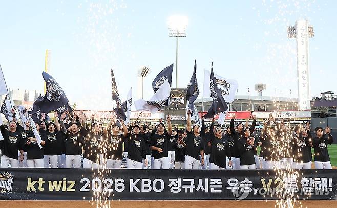kt wiz, 불꽃 같은 열정으로 (수원=연합뉴스) 홍기원 기자 = 5일 경기도 수원케이티위즈파크에서 열린 2026 KBO리그 프로야구 롯데 자이언츠와 kt wiz의 경기. 이 경기에서 승리하며 정규시즌 우승을 차지한 kt 선수들이 기뻐하고 있다. 2026.10.5 xanadu@yna.co.kr