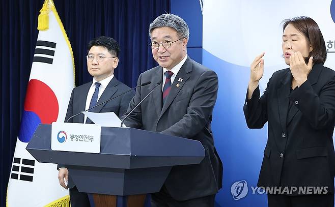인구감소지역 재지정 브리핑하는 윤호중 행안부 장관 (서울=연합뉴스) 안정원 기자 = 윤호중 행정안전부 장관이 7일 서울 종로구 정부서울청사에서 인구감소지역 재지정 관련 브리핑을 하고 있다. 2026.10.7 jeong@yna.co.kr