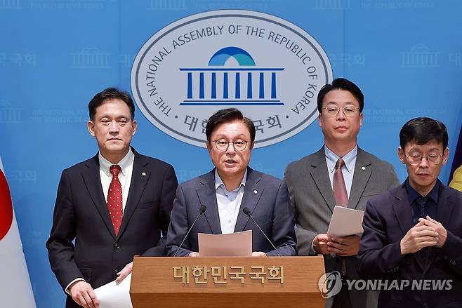 서영교 법사위원장 국감 진행 비판하는 국민의힘 (서울=연합뉴스) 신현우 기자 = 국회 법제사법위원회 야당 간사인 국민의힘 박형수 의원이 7일 국회 소통관에서 전날 법사위에서 열린 대법원 등에 대한 국정감사와 관련해 서영교 법사위원장의 국정감사 진행을 비판하는 기자회견을 하고 있다. 2026.10.7 nowwego@yna.co.kr