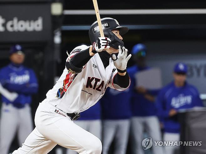 최원준, 202번째 안타 (수원=연합뉴스) 홍기원 기자 = 7일 경기도 수원케이티위즈파크에서 열린 2026 KBO리그 프로야구 삼성 라이온즈와 kt wiz의 경기. 5회말 2사 주자 없을 때 kt 최원준이 2루타를 치며 202번째 안타로 단일시즌 최다안타 타이를 기록하고 있다. 2026.10.7 xanadu@yna.co.kr