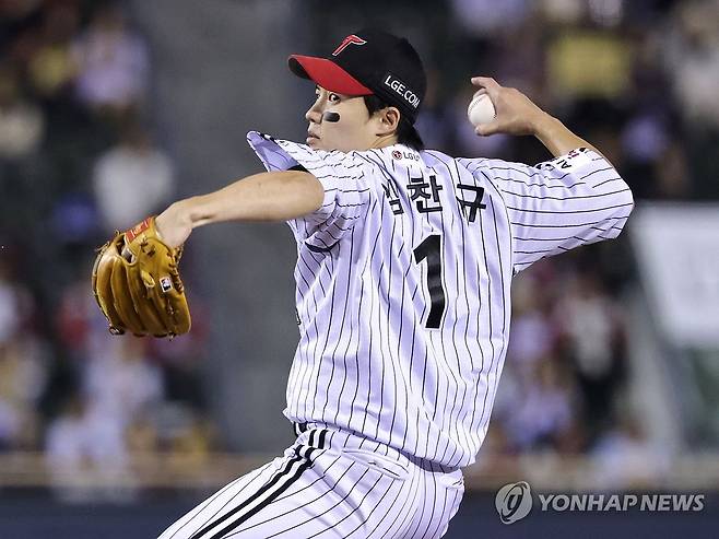 역투하는 임찬규 (서울=연합뉴스) 류영석 기자 = 7일 서울 잠실야구장에서 열린 프로야구 KBO리그 두산 베어스와 LG 트윈스의 경기.     1회초 LG 선발 투수 임찬규가 역투하고 있다. 2026.10.7 ondol@yna.co.kr