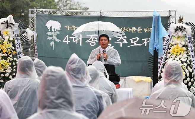 31일 서울 종로구 광화문광장 이순신 장군 동상 앞에서 열린 가습기살균제 참사 15년 4대 종단 추모문화제에서 한 참석자가 발언하고 있다. / 사진 제공=뉴스1