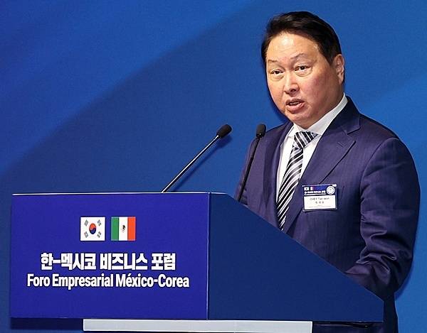 최태원 대한상공회의소 회장이 지난 9월 25일(현지시간) 멕시코시티 월드트레이드센터에서 이재명 대통령이 참석한 가운데 열린 한-멕시코 비즈니스 포럼에서 환영사를 하고 있다. /사진=연합뉴스