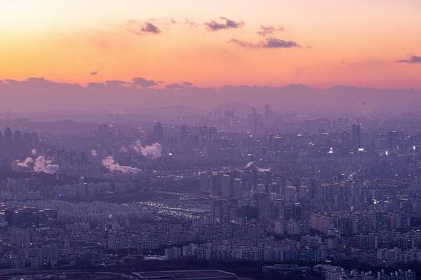 서울 아파트값이 87주 연속 상승하며 역대 최장 기록을 다시 경신했다. 상승폭도 6주 만에 확대됐다. 강남구는 9주 연속 하락했지만 서대문·강북·금천 등 중저가 지역이 오름세를 키웠다. 경기에서는 수원 영통과 분당, 안양 등이 강세를 보였다. ⓒ픽사베이