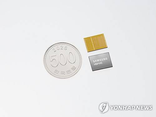삼성전자의 세계 최초 HBM4E 12단 샘플 [출처 : 연합뉴스 자료사진]