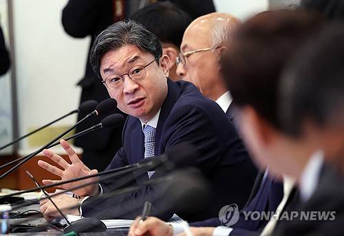 발언하는 금융위원장(서울=연합뉴스) 신준희 기자 = 이억원 금융위원장이 6일 청와대에서 이재명 대통령 주재로 열린 국무회의에서 발언하고 있다. 2026.10.6 hama@yna.co.kr