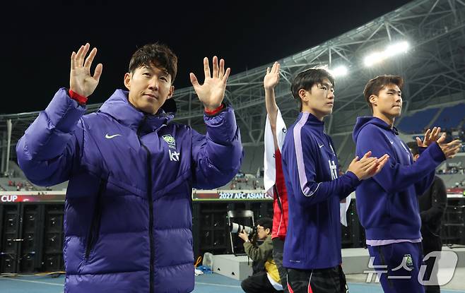 6일 오후 경기도 용인시 미르스타디움에서 열린 하나은행 초청 축구국가대표팀 친선경기 한국과 우즈베키스탄의 경기에서 승리한 한국 선수들이 팬들에게 감사인사를 하고 있다. 2026.10.6 ⓒ 뉴스1 김명섭 기자