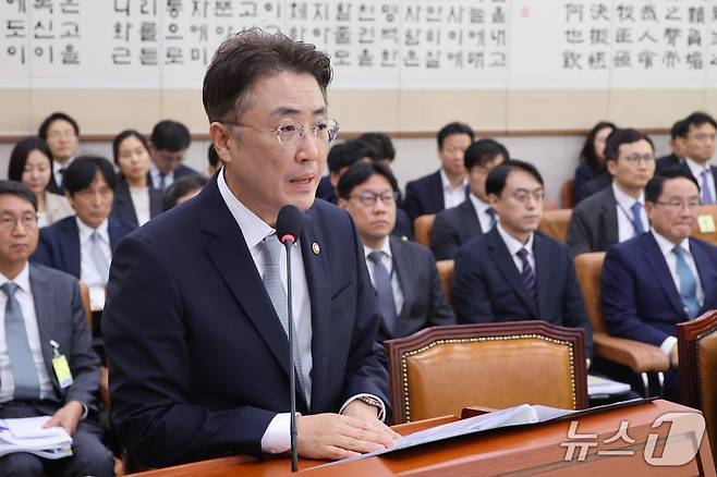 이진수 법무부 차관이 8일 서울 여의도 국회에서 열린 법제사법위원회의 법무부 등에 대한 국정감사에서 업무보고를 하고 있다. 2026.10.8 ⓒ 뉴스1 신웅수 기자
