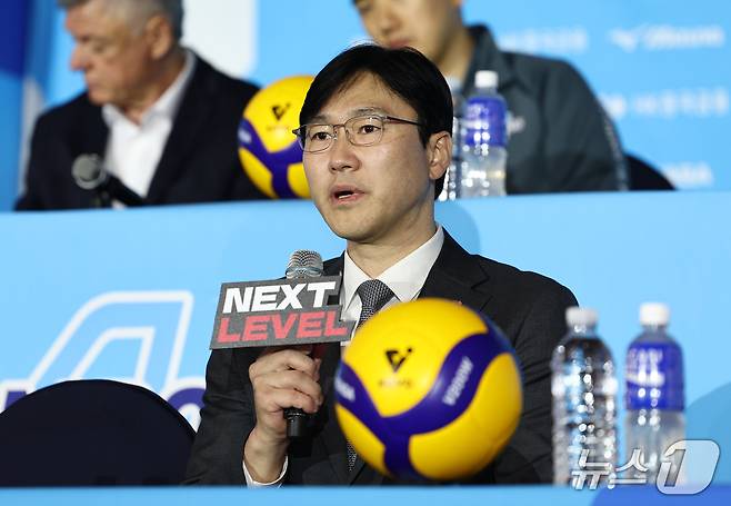 석진욱 한국전력 감독이 8일 오후 서울 강남구 호텔리베라 청담에서 열린 2026-2027 시즌 프로배구 남자부 미디어데이에서 시즌에 임하는 각오를 밝히고 있다. 2026.10.8 ⓒ 뉴스1 최지환 기자