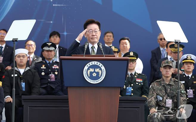 이재명 대통령이 1일 충남 계룡대 활주로에서 열린 제78회 국군의 날 기념식에서 기념사를 마친 후 거수경례를 하고 있다. (청와대통신사진기자단) 2026.10.1 ⓒ 뉴스1 이재명 기자