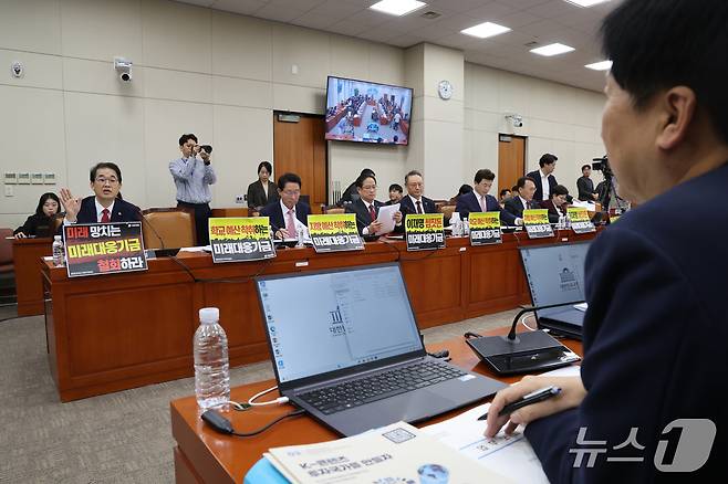 오기형 재경위 더불어민주당 간사와 배준영 국민의힘 간사가 8일 서울 여의도 국회 재정경제기획위원회에서 열린 기획예산처에 대한 국정감사 개회를 앞두고 언쟁을 벌이고 있다. 2026.10.8 ⓒ 뉴스1 황기선 기자