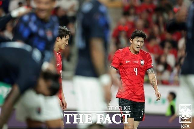 지난달 28일 우루과이전에서 실점한 후 안타까워하는 김민재(오른쪽)와 이재성./KFA