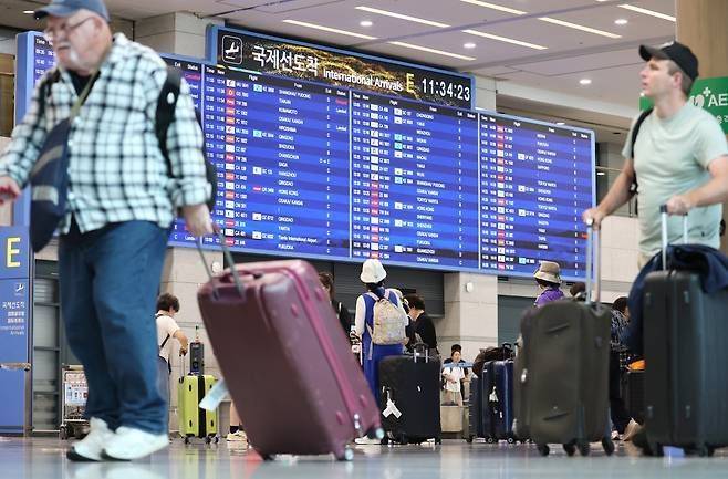 인천국제공항 국제선 입국장에서 외국인 관광객들이 이동하고 있다. 세계경제포럼(WEF)이 발표한 2025년 관광발전지수에서 한국은 110개국 중 12위를 기록해 2023년보다 한 계단 상승했다.