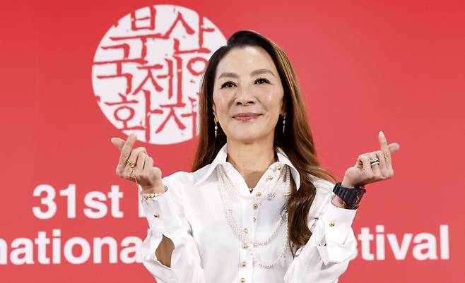 배우 양쯔충(양자경)이 7일 부산 해운대구 영화의전당에서 열린 기자회견에서 손으로 하트 모양을 만들고 있다. 올해 부산국제영화제(BIFF)는 그의 영화 세계를 조망하는 특별전 ‘모든 시간 모든 곳의 양자경’을 마련했다. 부산=뉴시스