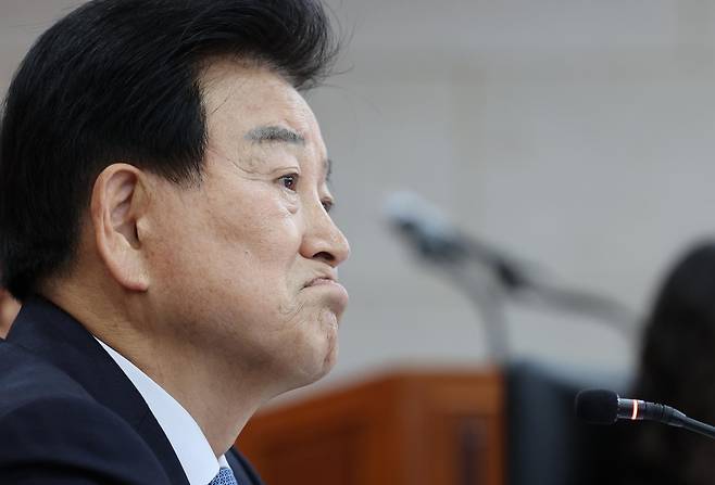 정동영 통일부 장관이 7일 오전 서울 남북회담본부에서 열린 통일부, 북한이탈주민지원재단, 남북교류협력지원협회, 민주평화통일자문회의사무처 국정감사에서 의원들의 질의를 경청하고 있다. 2026.10.07. 뉴시스