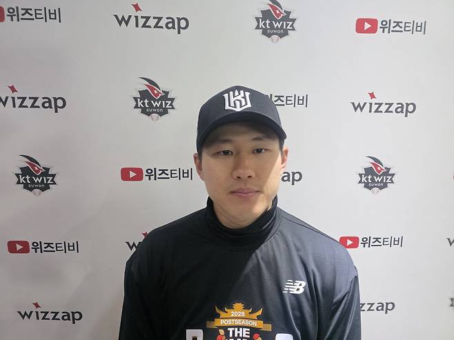 KT 위즈의 최원준이 7일 수원 KT위즈파크에서 열린 삼성 라이온즈와의 경기를 마친 뒤 포즈를 취하고 있다. 2026.10.07 수원=뉴시스