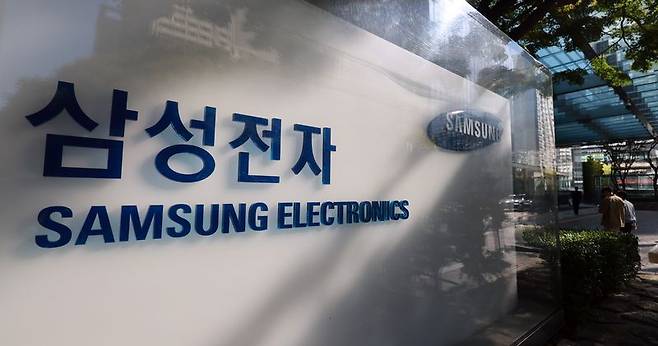 [서울=뉴시스] 이영환 기자 = 8일 서울 서초구 삼성전자 서초사옥에서 직원들이 이동하고 있다.삼성전자는 이날 연결 기준 올해 3분기 매출 195조원, 영업이익 107조4000억원의 잠정 실적을 발표했다. 전년 동기 대비 매출은 126.59%, 영업이익은 782.50% 증가한 수치다. 한국 기업이 분기 영업이익 100조원을 넘어선 것은 삼성전자가 처음이다. 2026.10.08. 20hwan@newsis.com /사진=뉴시스