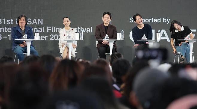 이창동 감독(왼쪽부터)과 배우 전도연, 설경구, 조인성, 조여정이 7일 부산 해운대구 영화의전당 야외무대에서 열린 영화 ‘가능한 사랑’ 오픈토크에서 대화 중 웃고 있다. 뉴스1
