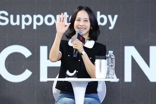 7일 부산 해운대구 영화의전당에서 열린 제31회 부산국제영화제 '가능한 사랑' 오픈토크에서 조여정이 인사말을 하고 있다. 연합뉴스