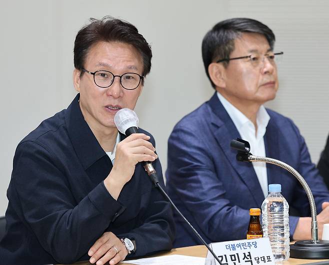 김민석 더불어민주당 대표가 8일 경기도 안성시 미양면 행정복지센터에서 열린 수확철 농업인 간담회에 참석해 발언하고 있다. 안성=뉴시스