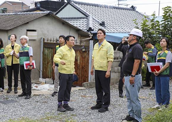 박상준 부산광역시 강서구청장(가운데)이 가락동 죽림동 노후 굴뚝 철거 현장을 찾아 안전조치 상황을 점검하고 있다. [사진=부산광역시 강서구]
