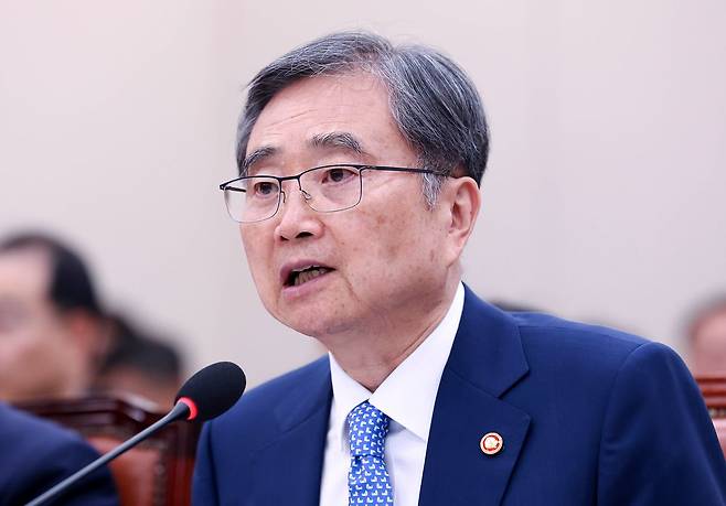 조현 외교부 장관이 6일 국회 국회 외교통일위원회 국정감사에서 의원들 질의에 답하고 있다. 임현동 기자