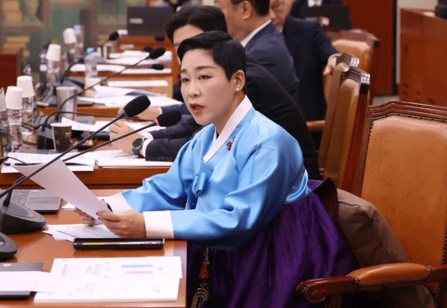 김재원 조국혁신당 의원이 2024년 국회에서 열린 문화체육관광위원회의 국가유산청에 대한 국정감사에서 한복 문화와 관련 질의를 하고 있다. 연합뉴스
