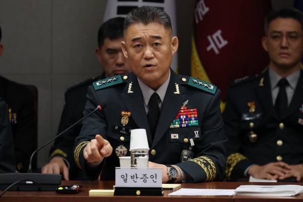 한기성 전 육군 제1군단장이 8일 서울 용산구 국방부에서 열린 국회 국방위원회의 합동참모본부에 대한 국정감사에서 질의에 답하고 있다. 국회사진기자단·연합뉴스