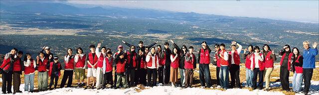 최근 황성주(오른쪽) 회장과 글로벌하비스트서밋(GHS) 브라질 대회에 참석할 차세대 리더들이 미국 콜로라도의 파이크 피크산에 오른 모습. 황 회장 제공