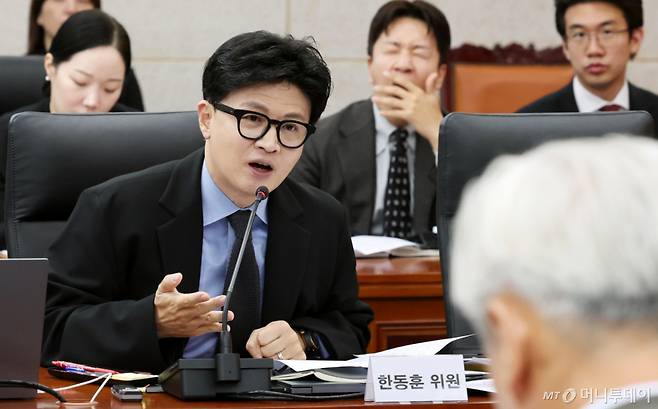 [서울=뉴시스] 박주성 기자 = 무소속 한동훈 의원이 7일 오전 서울 남북회담본부에서 열린 통일부, 북한이탈주민지원재단, 남북교류협력지원협회, 민주평화통일자문회의사무처 국정감사에서 정동영 통일부 장관에게 질의하고 있다. 2026.10.07. park7691@newsis.com
