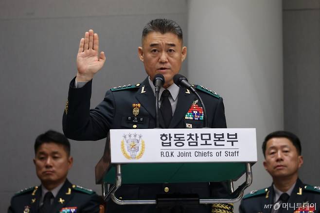 [서울=뉴시스] 국회사진기자단 = 한기성 전 육군 제1군단장이 8일 서울 용산구 국방부 합동참모본부에서 열린 국회 국방위원회 국정감사에 출석해 증인 선서하고 있다. 2026.10.08. photo@newsis.com