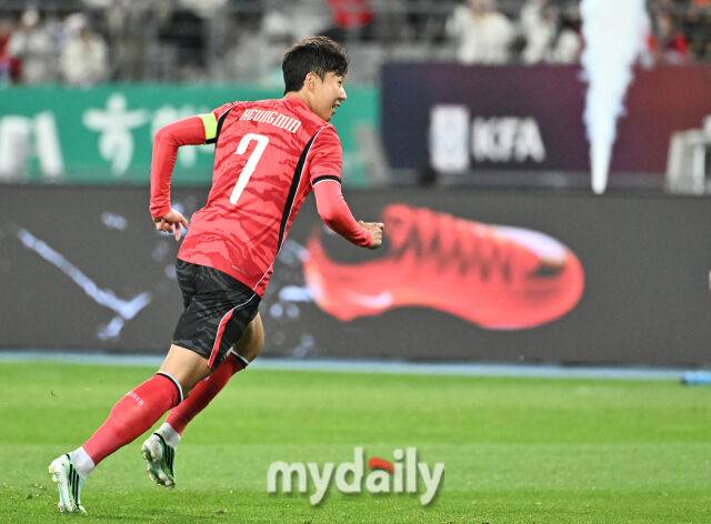6일 오후 경기도 용인시 용인미르스타디움에서 진행된 축구 국가대표 친선경기 대한민국과 우즈베키스탄의 경기.추구대표팀 손흥민이 전반 7분 프리킥 선제골을 터뜨리고 있다.