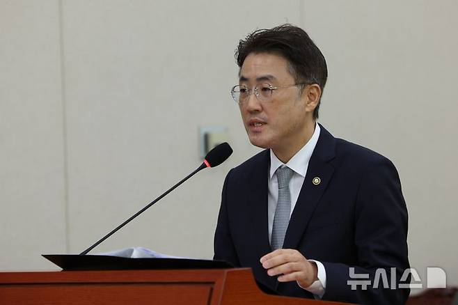 [서울=뉴시스] 고범준 기자 = 이진수 법무부 장관 직무대행(차관)이 8일 서울 여의도 국회에서 열린 법제사법위원회 국정감사(법무부 등)에서 업무보고를 하고 있다. 2026.10.08. bjko@newsis.com