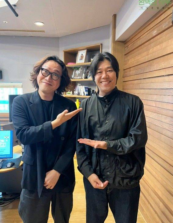 [서울=뉴시스] 이상순과 토마스쿡이 함께 사진을 찍은 모습이다. (사진= '완벽한 하루 이상순입니다' SNS 캡처) 2026.10.08. photo@newsis.com *재판매 및 DB 금지