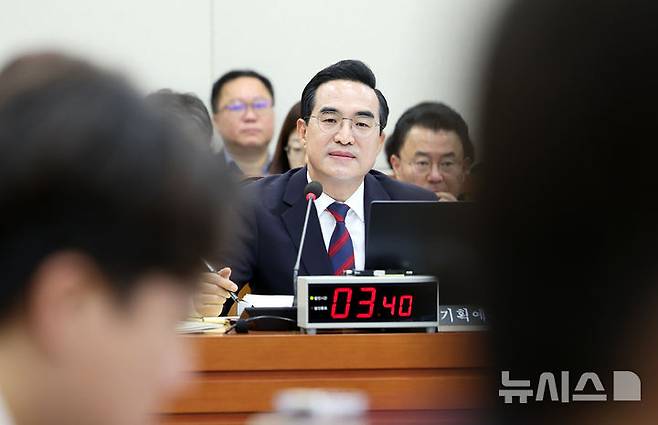 [서울=뉴시스] 최진석 기자 = 박홍근 기획예산처 장관이 8일 여의도 국회에서 열린 재정경제기획위원회의 기획예산처에 대한 국정감사에 출석해 의원 질의를 듣고 있다. 2026.10.08. myjs@newsis.com