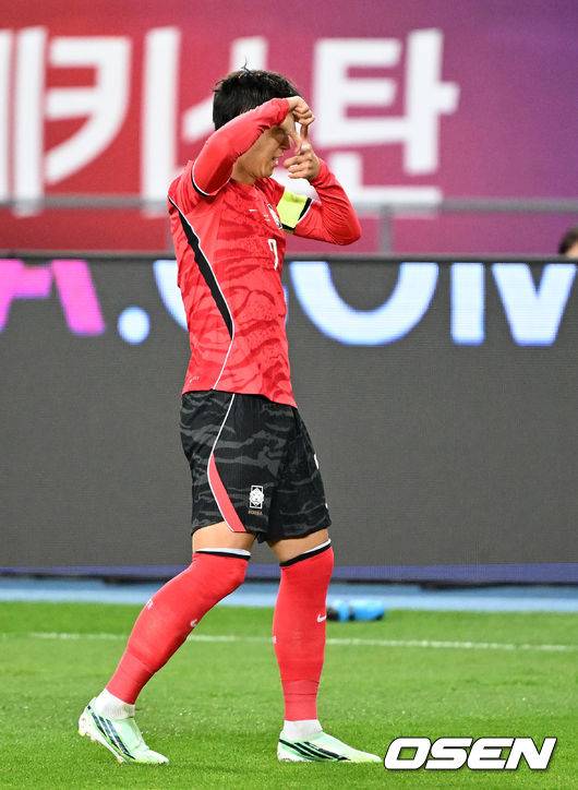 [OSEN=용인, 이대선 기자] 한국축구에 역사적인 날이다. 손흥민(34, LAFC)이 전설 차범근의 A매치 최다골 기록을 넘었다.&nbsp;로베르트 모레노 감독이 이끄는 대한민국 축구대표팀은 6일 오후 8시 용인미르스타디움에서 개최되는 친선전에서 우즈베키스탄을 상대로 손흥민의 선제골과 오세훈의 추가골이 터져 2-0 완승을 거뒀다.&nbsp;전반 선제골을 성공시킨 대한민국 손흥민이 환호하고 있다. 2026.10.06 /sunday@osen.co.kr