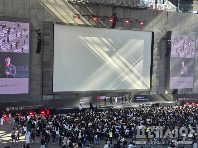 ▲7일 부산 영화의전당 루프씨어터에서 영화 '오래오래 행복하게' 야외무대인사가 진행되고 있다. 이날 행사에는 펑이 피오나 롼 감독과 배우 슈화·진선·채범희 등이 참석해 관객들과 만났다. ⓒ프레시안(윤여욱)