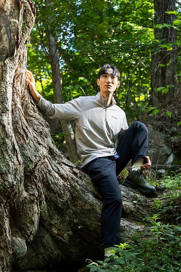 중사자암 근처의 멋진 나무 앞에서 김시성씨.