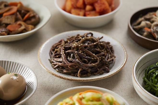 고사리는 생으로 먹지 말고 충분히 데친 뒤 물에 담가 손질해야 한다. 클립아트코리아