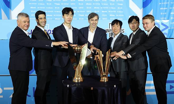 남자 프로배구 7개 구단 감독들이 8일 서울 강남구 호텔 리베라에서 열린 2026∼2027시즌 V리그 남자부 미디어데이에 참석해 트로피에 손을 올리고 기념촬영을 하고 있다. 왼쪽부터 헤난 달 조토 대한항공 감독, 이사나예 라미레스 KB손해보험 감독, 박철우 우리카드 감독, 필리프 블랑 현대캐피탈 감독, 신영철 OK저축은행 감독, 석진욱 한국전력 감독, 토미 틸리카이넨 삼성화재 감독. 연합뉴스