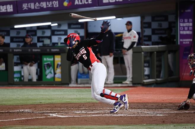KIA 김도영이 7일 사직 롯데전에서 8회초 1사 만루 싹쓸이 2루타를 친 뒤 달려나가고 있다. KIA 타이거즈 제공