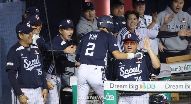 2026 신한 SOL KBO리그 LG 트윈스 대 두산 베어스 경기가 7일 서울 잠실야구장에서 열렸다.  두산 3회초 2사 2,3루에서 강승호의 적시타 때 약전 득점을 한 김민석이 김원형 감독의 환영을 받고 있다. /사진=김진경 kim.jinkyung@