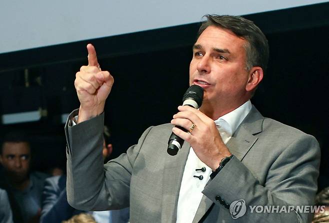 브라질 대선 1차투표에서 1위를 차지한 플라비우 보우소나루 상원의원  [AFP=연합뉴스]