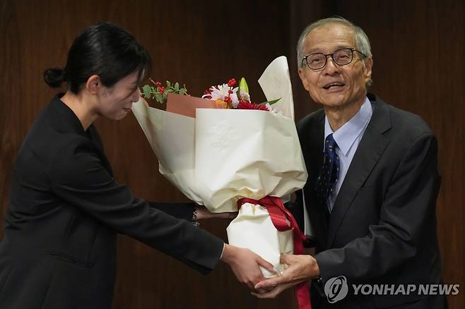 7일 기자회견에 앞서 꽃다발 받는 소아이 교수 [AP=연합뉴스]