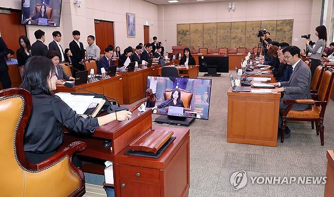 문체위, 국감 증인 등 출석 요구의 건 의결 (서울=연합뉴스)  배재만 기자 = 29일 국회에서 열린 문화체육관광위원회 전체회의에서 이재정 위원장이 국감 증인 등 출석 요구의 건을 의결하고 있다. 2026.9.29 scoop@yna.co.kr