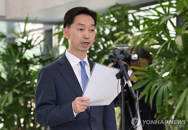 입장 밝히는 김지용 중대범죄수사청장 후보자 (서울=연합뉴스) 김주형 기자 = 김지용 중대범죄수사청장 후보자가 8일 인사청문회 준비 사무실이 마련된 정부서울청사 창성동 별관에서 현안과 관련한 입장을 밝히고 있다. 2026.10.8 kjhpress@yna.co.kr