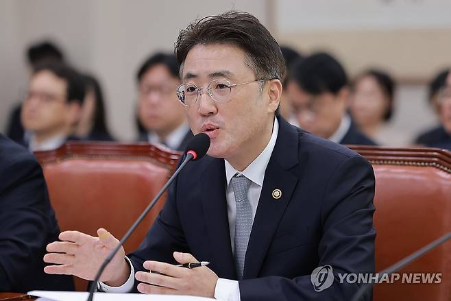 국정감사에서 질의에 답하는 이진수 법무장관 직무대행 (서울=연합뉴스) 신현우 기자 = 이진수 법무부 장관 직무대행이 8일 국회 법제사법위원회에서 열린 법무부, 대한법률구조공단 등에 대한 국정감사에서 법사위원 질의에 답하고 있다. 2026.10.8 nowwego@yna.co.kr