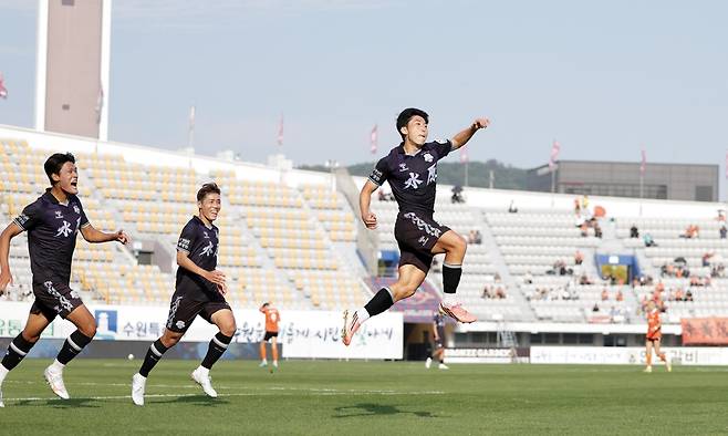 프로축구 K리그2 수원FC의 정승배가 9일 수원종합운동장에서 열린 하나은행 K리그2 2026 시즌 정규리그 28라운드 화성FC와의 경기에서 선제골을 터뜨린 뒤 세리머니를 하고 있다. <한극프로축구연맹 제공>