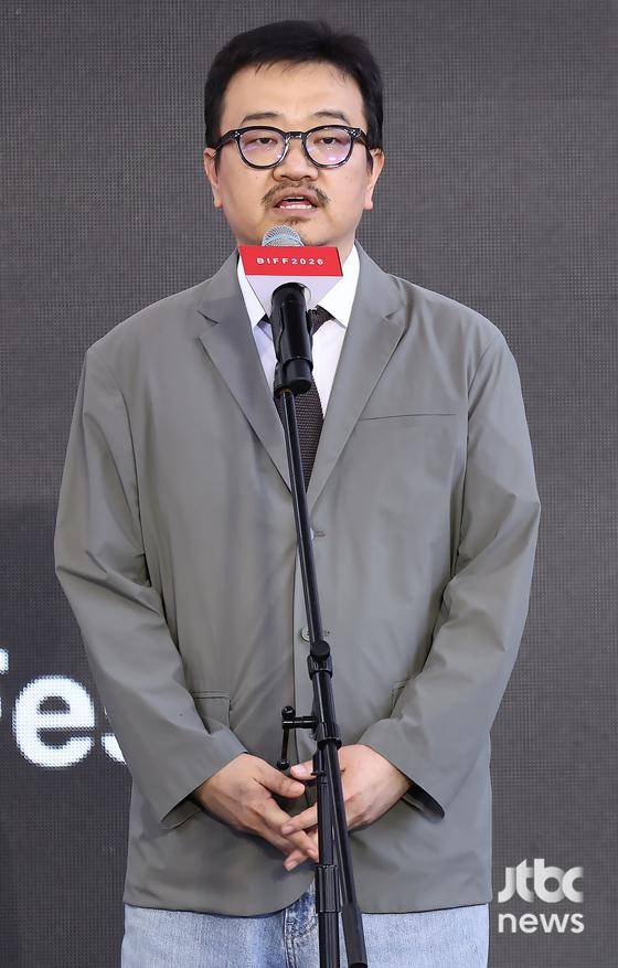 9일 오전 부산 해운대구 우동 영화의 전당 루프씨어터에서 31회 부산국제영화제(BIFF) 영화 '실낙원' 야외무대인사가 열렸다. 연상호 감독, 배우 김현주가 참석했다. 부산=박세완 엔터뉴스팀 기자 park.sewan@jtbc.co.kr