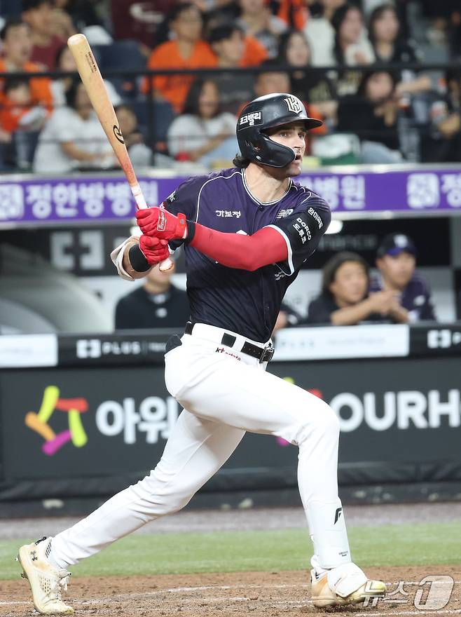 16일 대전 한화생명볼파크에서 열린 2026 신한 SOL KBO리그 KT위즈와 한화 이글스의 경기에서 4회초 KT 힐리어드가 타격하고 있다. 2026.9.16 ⓒ 뉴스1 김기남 기자